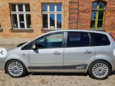 Bogata wersja Titanium z panoramicznym dachem i półskórzaną tapicerką.