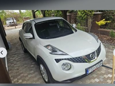 Zadbany Nissan Juke po liftingu z kamerą cofania i nawigacją GPS.